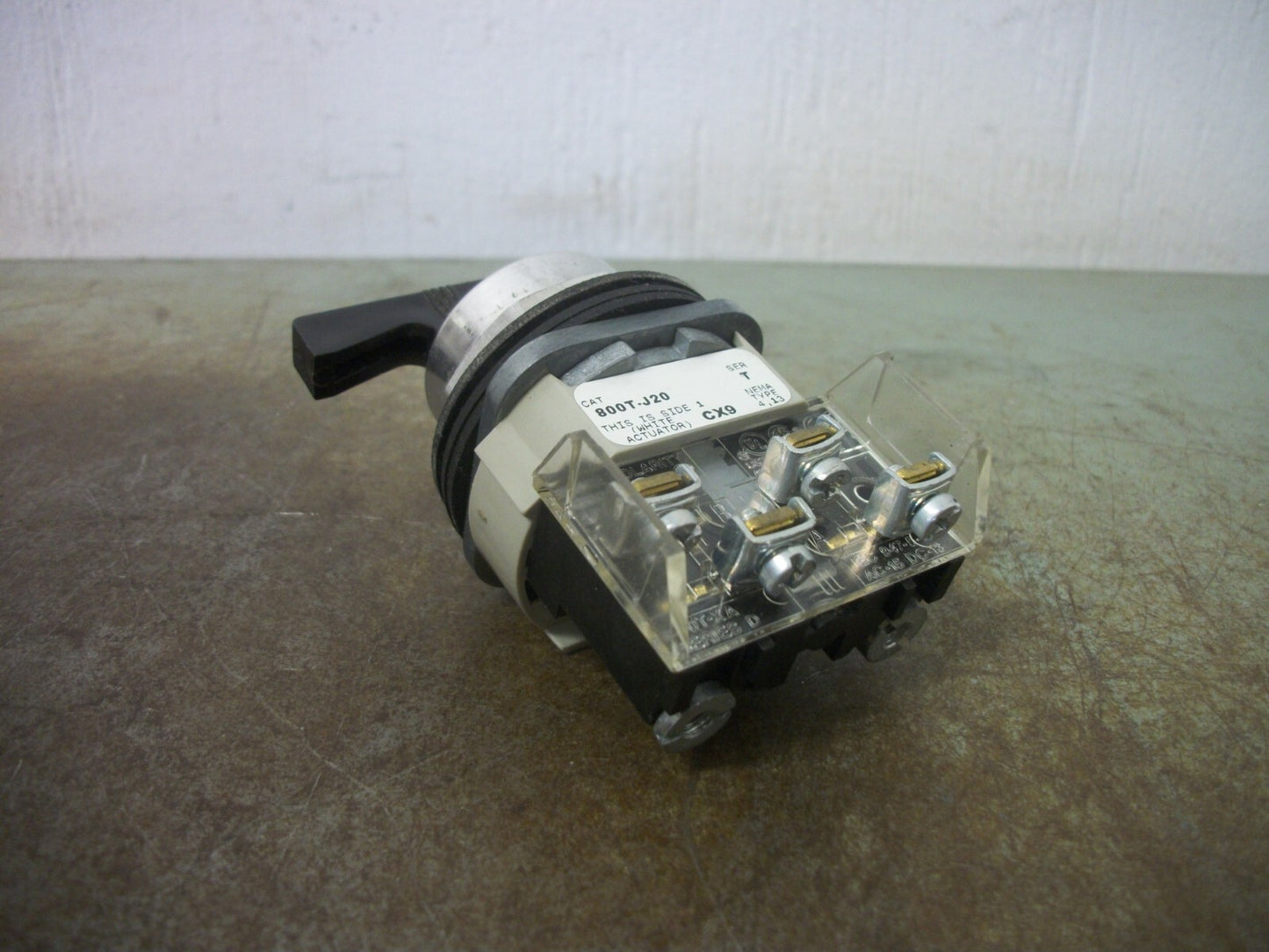 ALLEN-BRADLEY 3-POSITION MOMENTARY SPRING RETURN SELECTOR SWITCH 800T-J20A