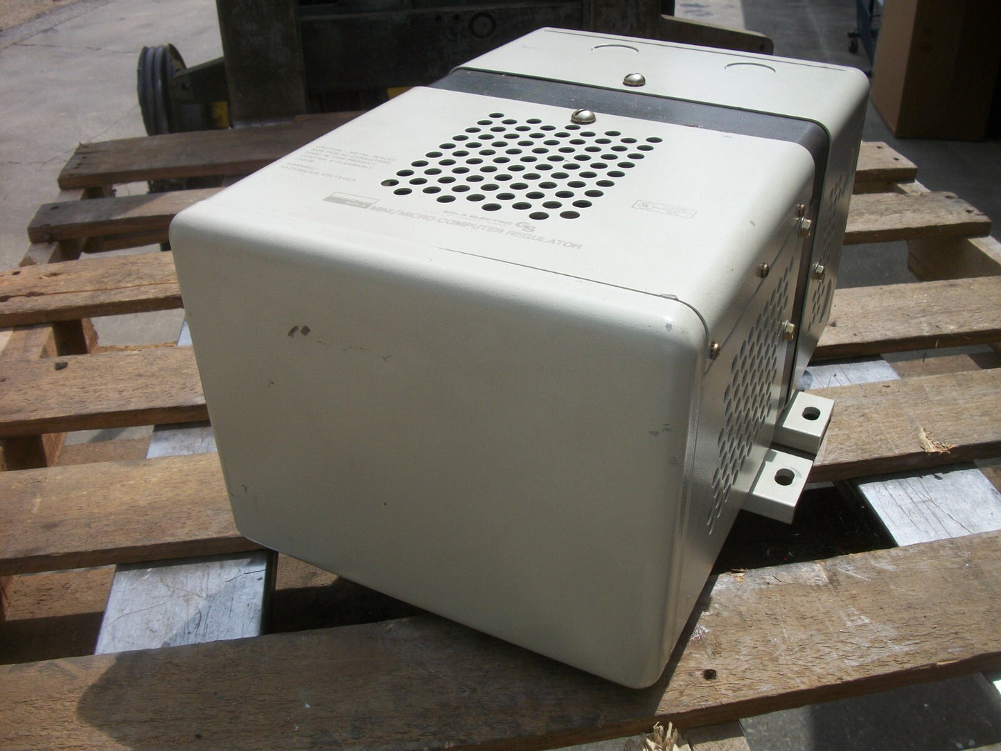 SOLA 1500VA CONSTANT VOLTAGE TRANSFORMER 63-23-215-8 IN: 95X520 OUT: 120/240