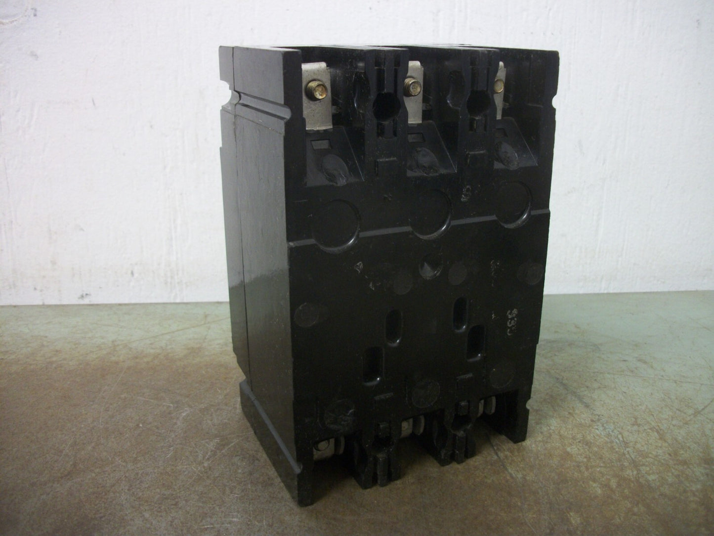 GE TED CIRCUIT BREAKER TED134020 20AMP 480VOLT 3POLE BLACK CHIPPED