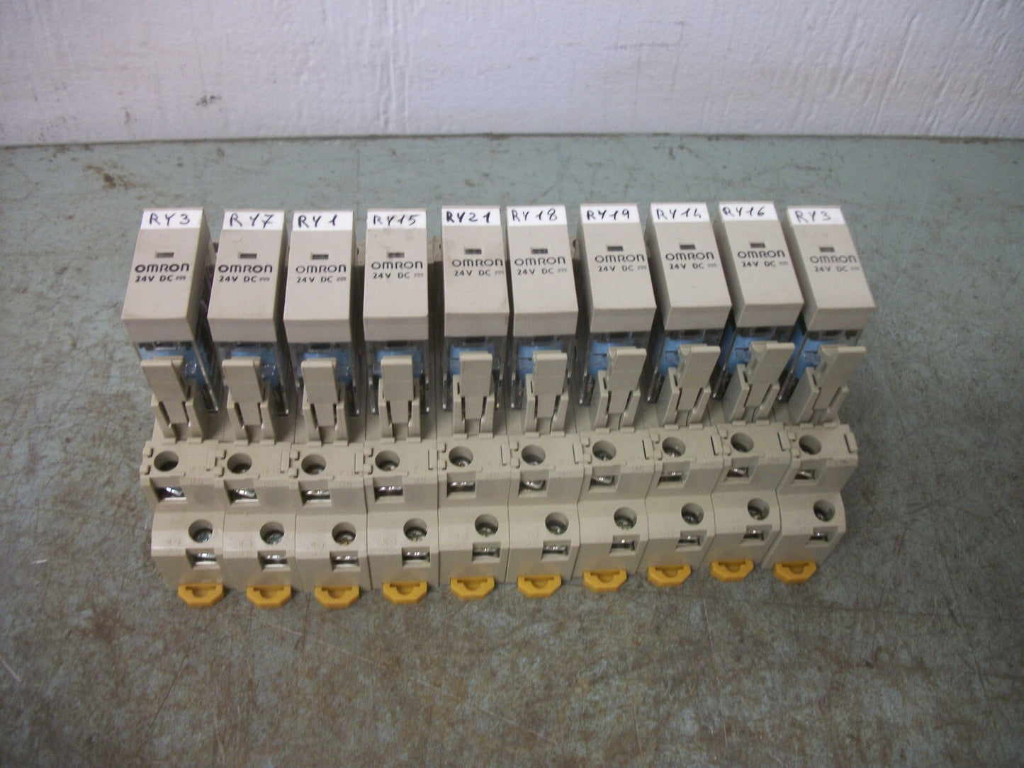 OMRON LOT OF 10 RELAYS W/SOCKET BASES G2R-2-S (S) 24VCOIL 5AMP