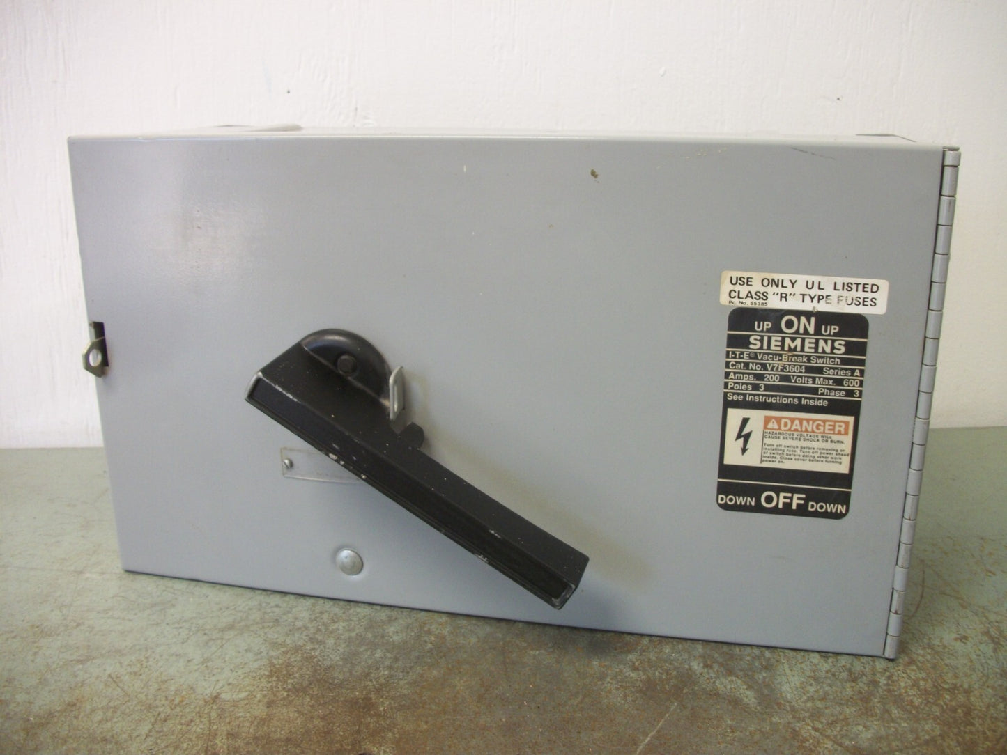 SIEMENS FUSIBLE VACU-BREAK BRANCH SWITCH V7F3604 200AMP 600VOLT 3POLE