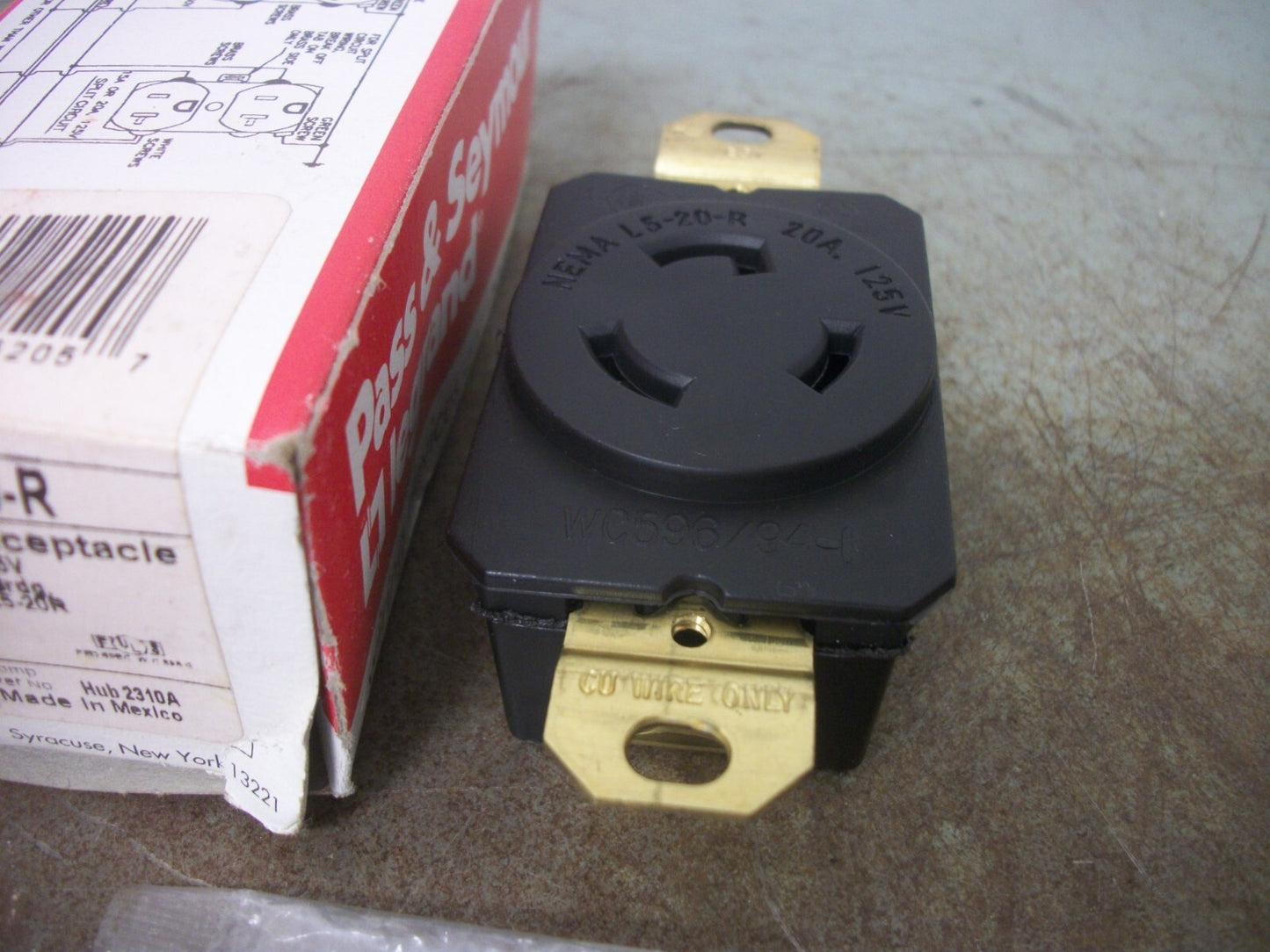 PASS & SEYMOUR TURNLOK RECEPTACLE L520-R 20AMP 125VOLT 2P 3W GRND NIB