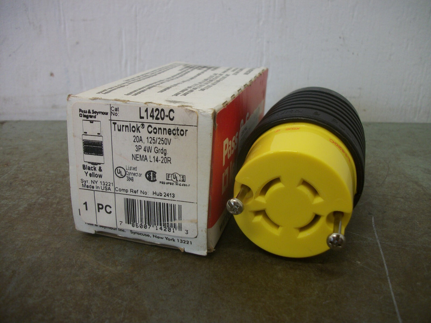 PASS & SEYMOUR TURNLOK CONNECTOR L1420-C 20AMP 125/250VOLT 3P 4W+G NIB