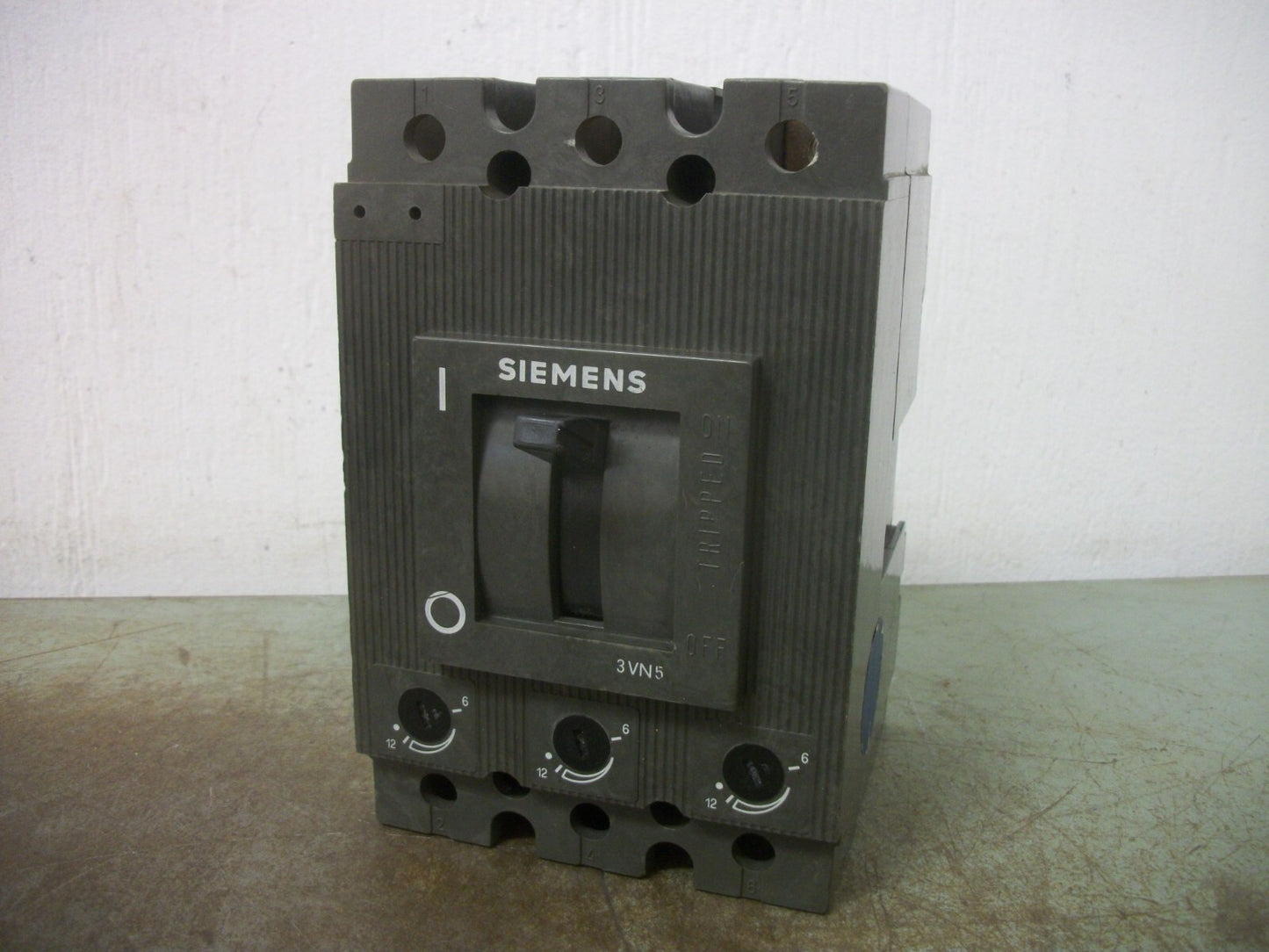 SIEMENS 3VN5 CIRCUIT BREAKER 3VN5200-0FT00 100AMP 660VOLT 3POLE NOB