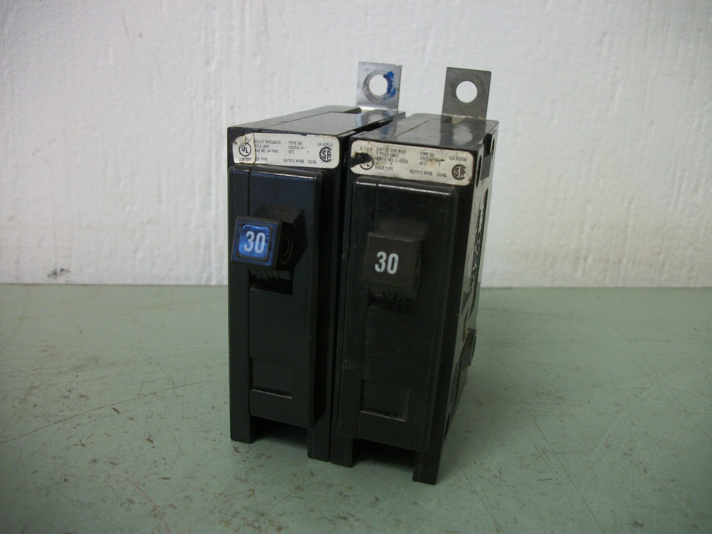 CUTLER-HAMMER LOT OF 2 BA CIRCUIT BREAKERS BAB1030 30AMP 240VOLT 1POLE