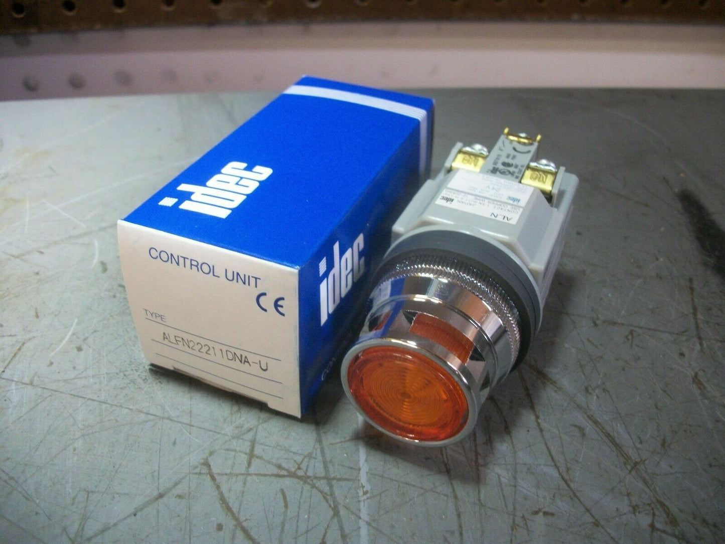 IDEC AMBER ILLUMINATED PUSHBUTTON ALFN22211DNA-U NIB