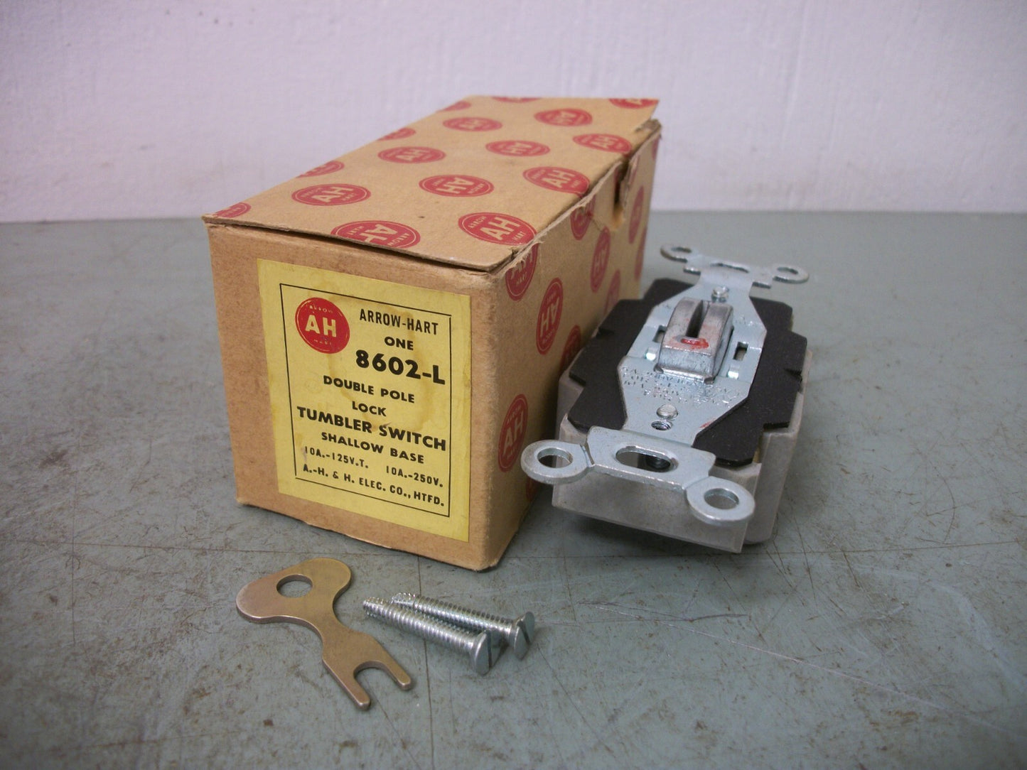 ARROW HART DOUBLE POLE LOCKING TUMBLER SWITCH 8602-L 10AMP 250VOLT NIB