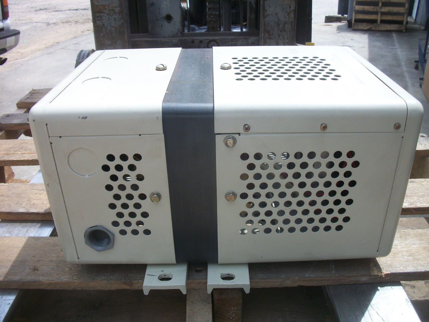 SOLA 1500VA CONSTANT VOLTAGE TRANSFORMER 63-23-215-8 IN: 95X520 OUT: 120/240