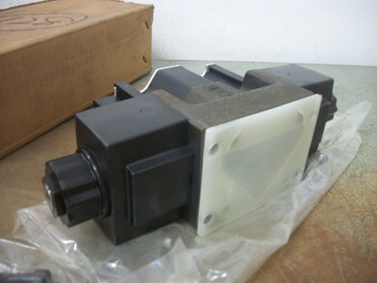 YUKEN SOLENOID OPERATED DIRECTIONAL HYDRAULIC VALVE DSG-03-3C4-A120-50 NIB