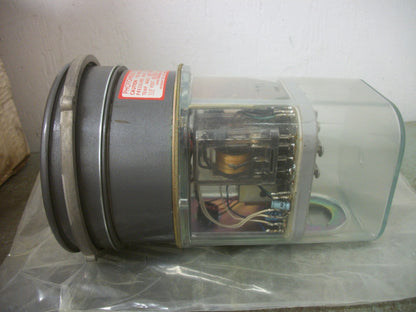 DWYER PHOTOHELIC PRESSURE SWITCH/GAGE 3002 120VOLT 5WATT 25PSIG 0-2" WATER NIB