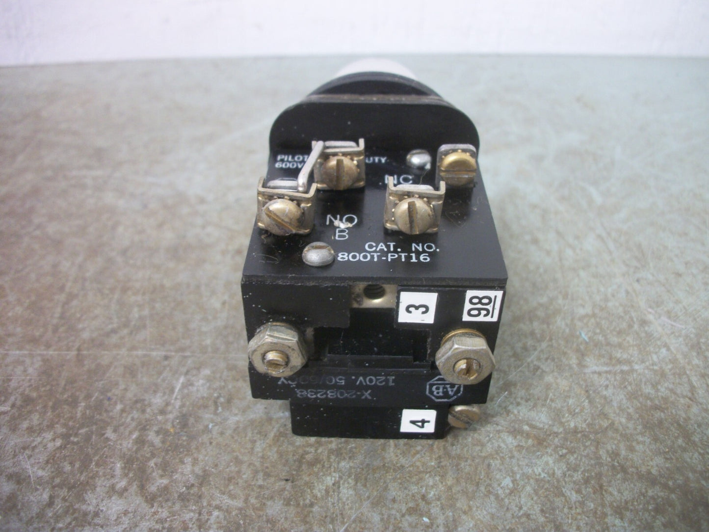 ALLEN-BRADLEY WHITE ILLUMINATED MOMENTARY PUSHBUTTON 800T-PT16A 120V