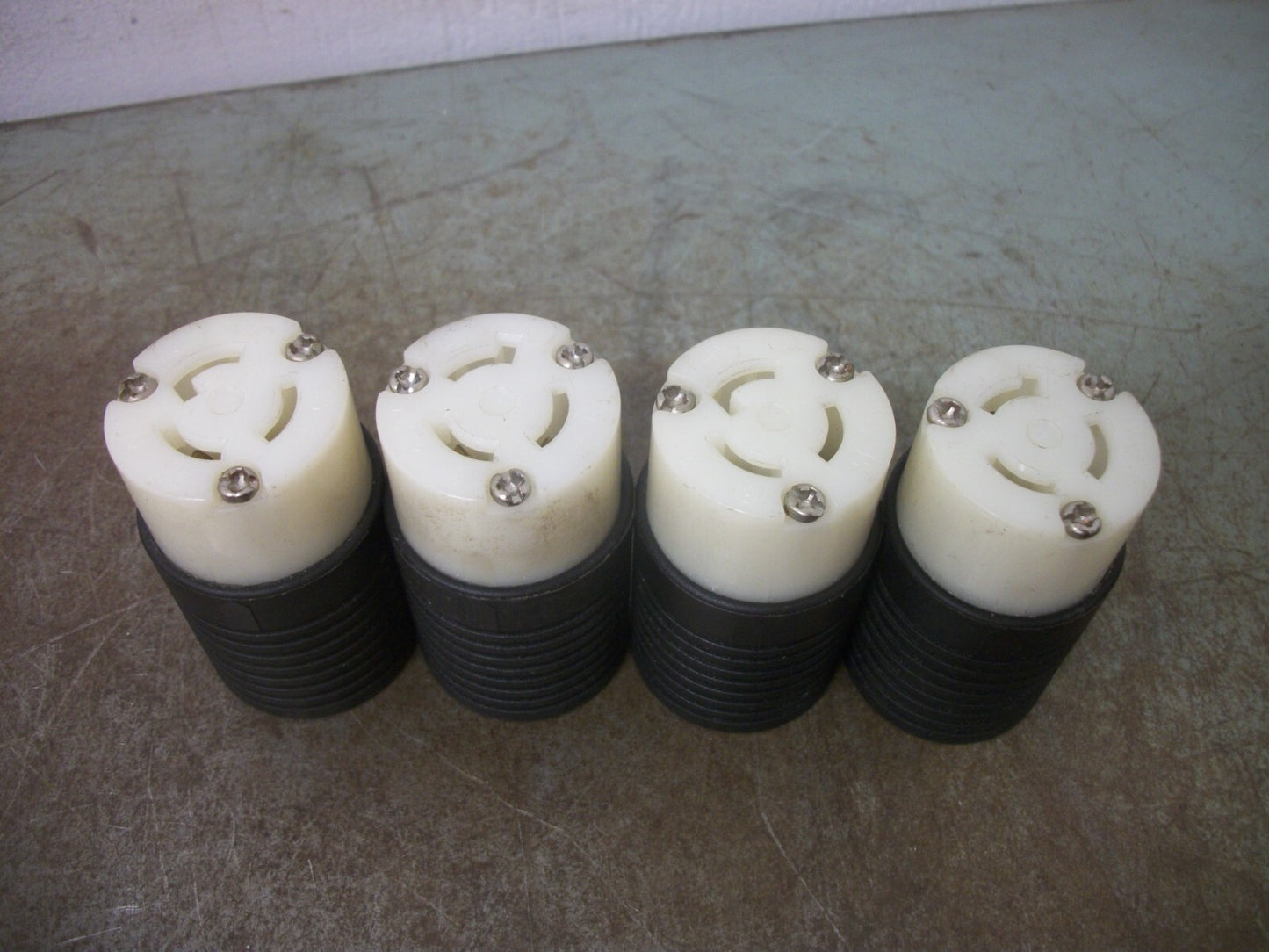 PASS & SEYMOUR LOT OF 4 TURNLOK CONNECTORS L5-15C 15AMP 125VOLT 2P 3W GRND