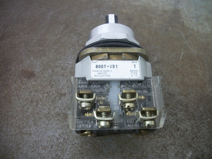 ALLEN-BRADLEY 3-POSITION SPRING RETURN SELECTOR SWITCH 800T-J91