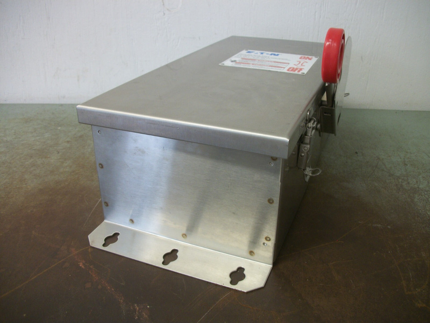 CUTLER-HAMMER DISCONNECT S.S. TYPE 4,4X DH361NWK 30AMP 600VOLT 3POLE FUSIBLE NOB