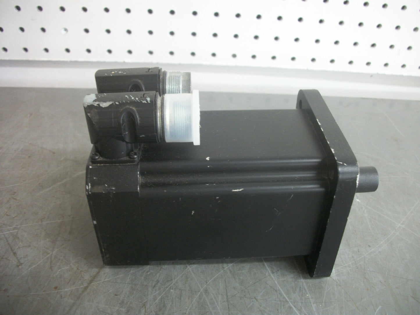 SERAD SERVO MOTOR B56E5J3M6A052034 1.8AMP 3000/MIN NOB