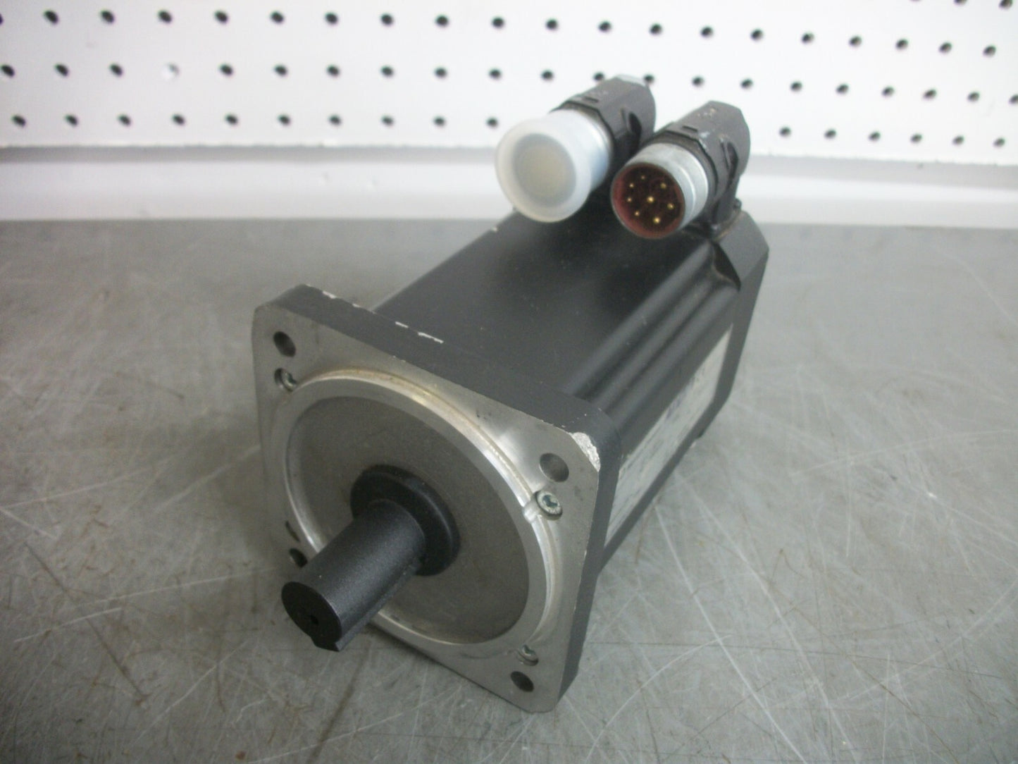 SERAD SERVO MOTOR B56E5J3M6A052034 1.8AMP 3000/MIN NOB