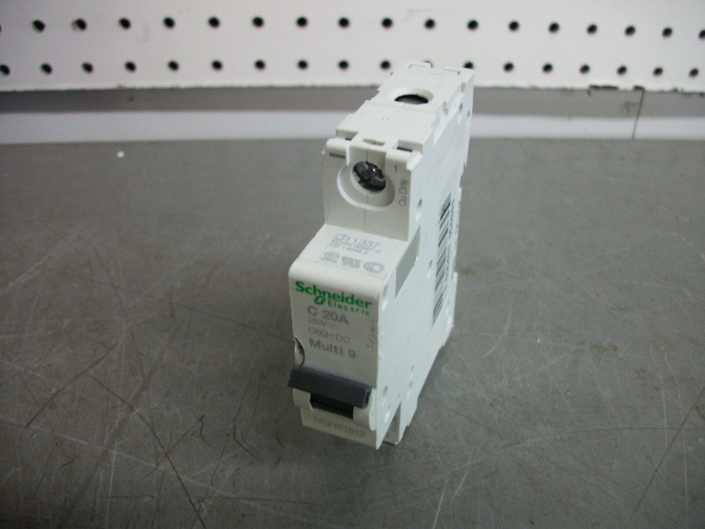 SQUARE D MERLIN GERIN MULTI 9 MINI CIRCUIT BREAKER MGN61512 20AMP 250VOLT 1POLE