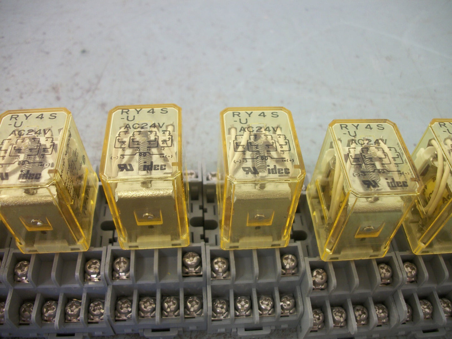 IDEC LOT OF 6 PLUG-IN RELAYS W/SOCKET BASES RY4S-U 24VCOIL 5AMP 240VOLT