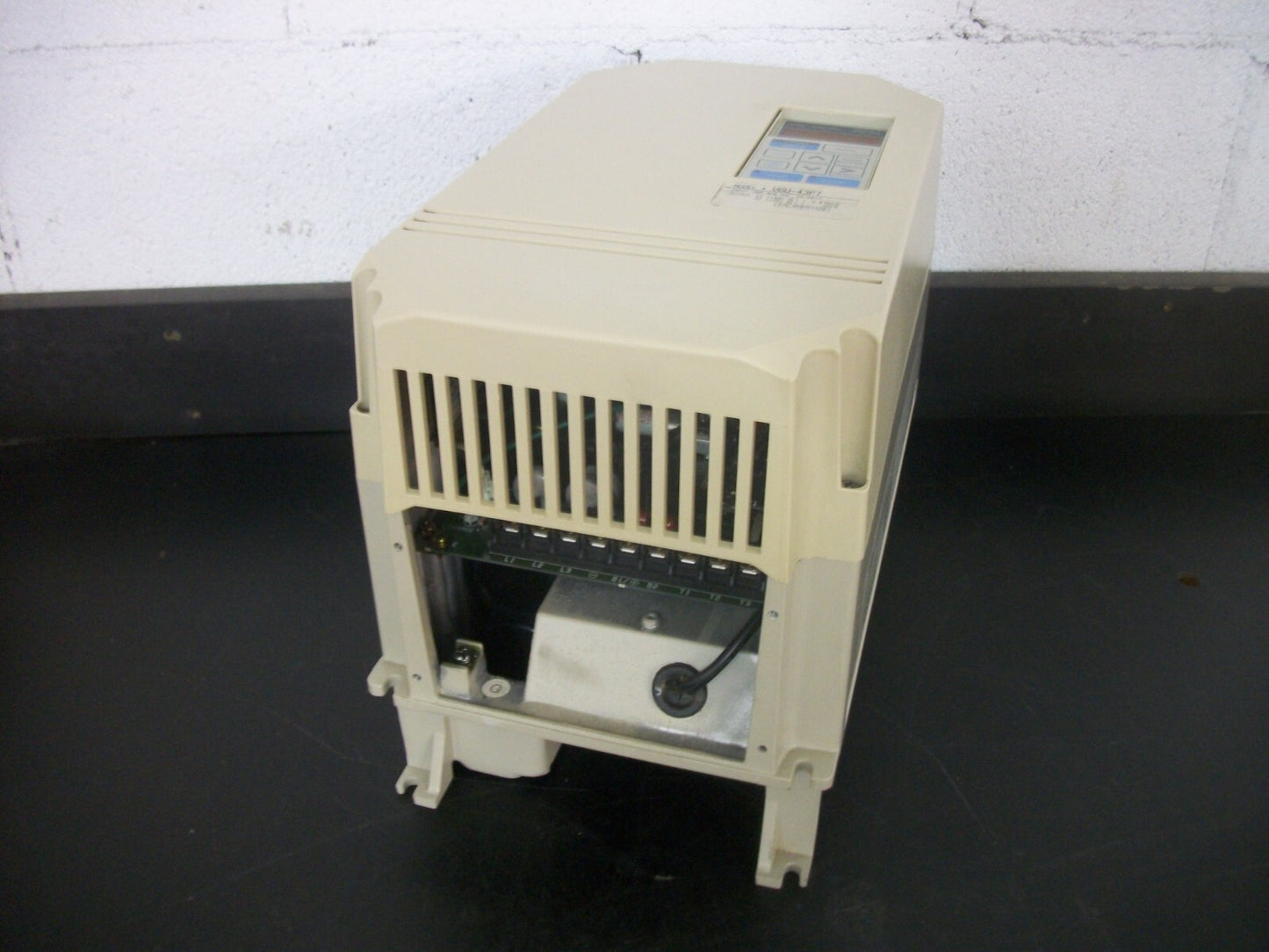 YASKAWA 5HP VARIABLE FREQUENCY DRIVE CIMR-VGU43P7 460VOLT 3PH 5KVA 8AMP