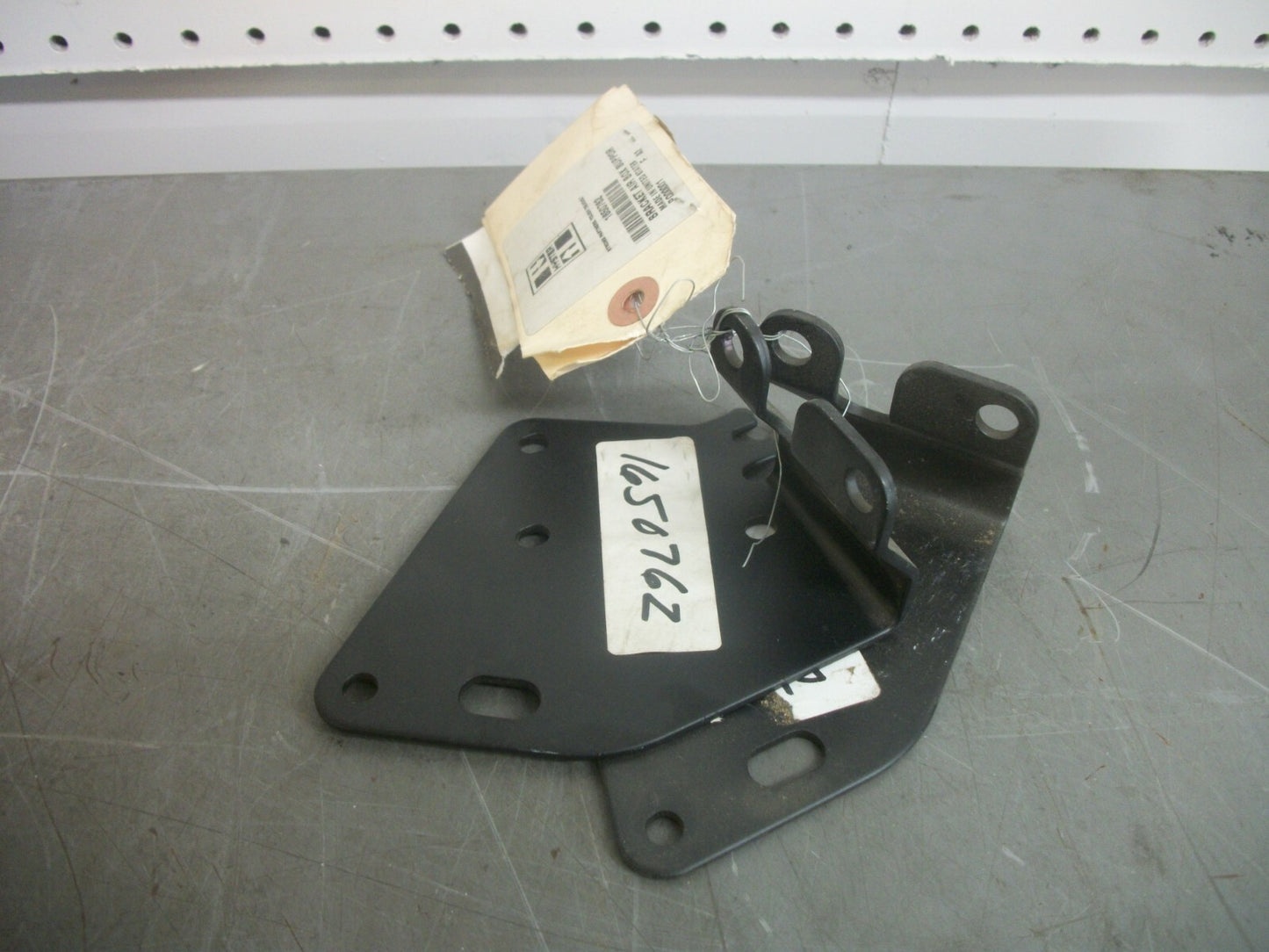 HYSTER LOT OF 2 AIR BOX SUPPORT BRACKETS 1650762 NEW