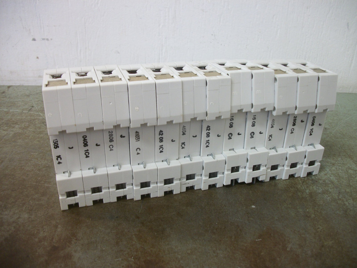 SIEMENS LOT OF 12 MINI CIRCUIT BREAKERS 5SX21C4 4AMP 230/400VOLT 1POLE