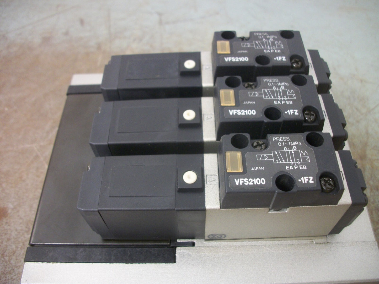 SMC BLOCK OF 3 SOLENOID VALVES VFS2100-1FZ 120VCOIL 0.1-1MPa NOB