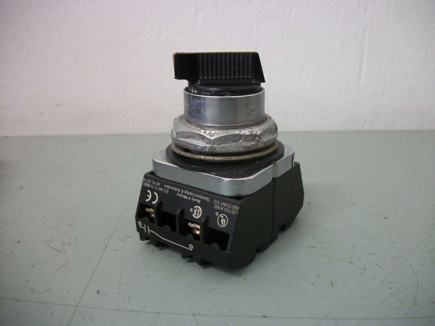SIEMENS 2-POSITION MAINTAINED SELECTOR SWITCH 52SA2AAB