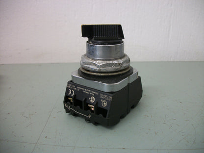 SIEMENS 2-POSITION MAINTAINED SELECTOR SWITCH 52SA2AAB