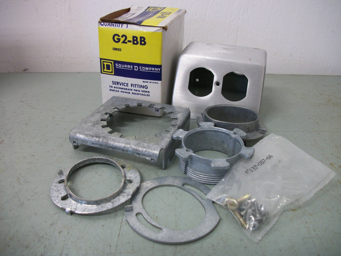 SQUARE D SERVICE FITTING TO ACCOMODATE 2 DUPLEX RECEPTACLES G2-BB NIB