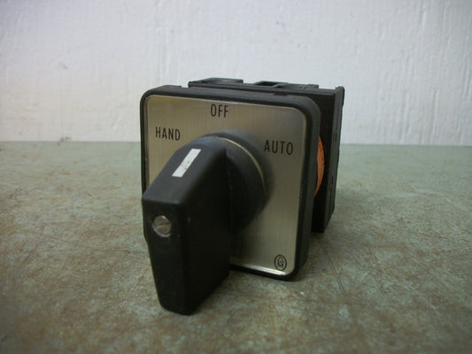 KLOCKNER-MOELLER 3-POSITION MAINTAINED SELECTOR SWITCH T0-1-15431