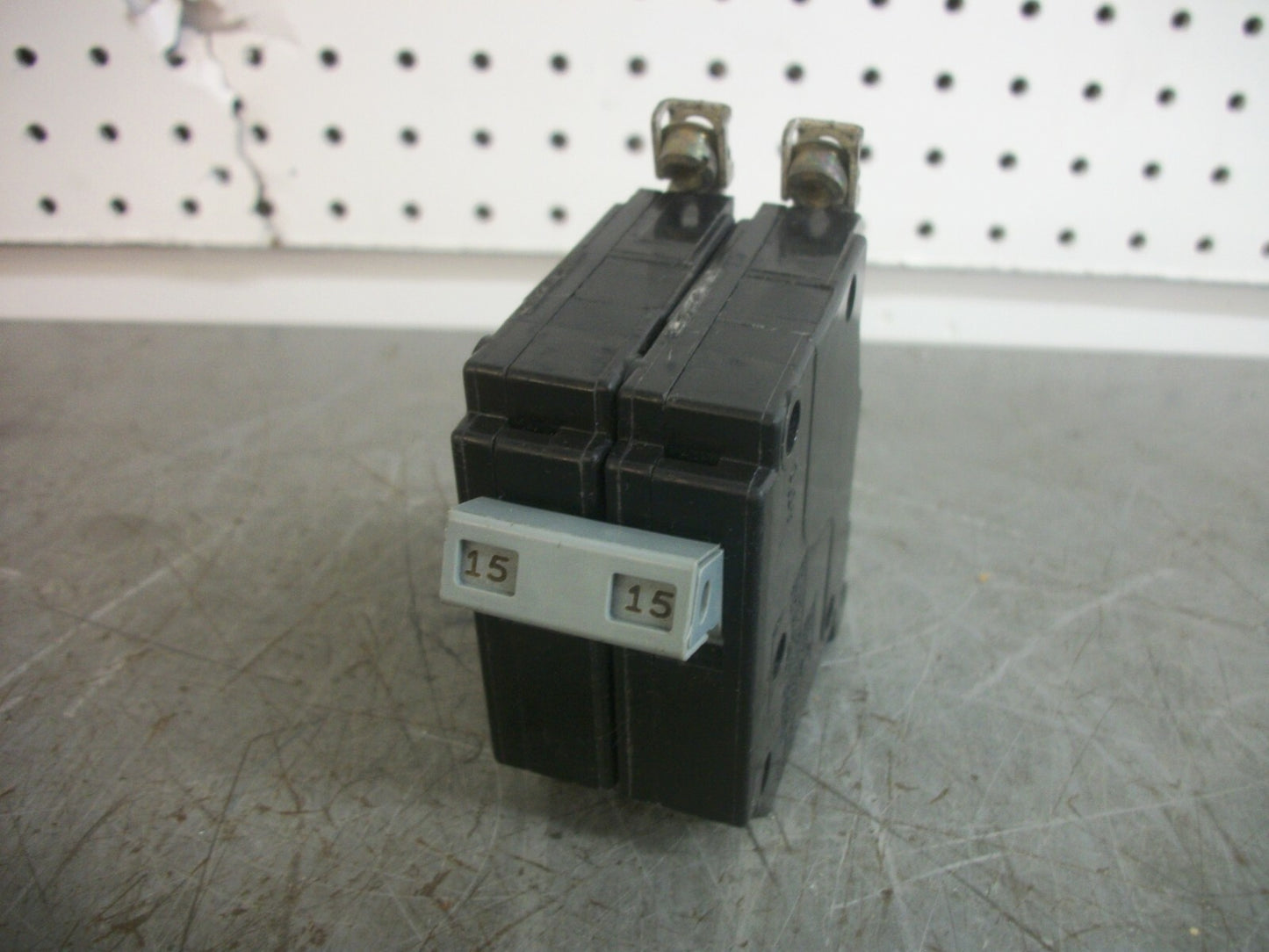 CUTLER-HAMMER CHB CIRCUIT BREAKER CHB215 15AMP 240VOLT 2POLE NOB