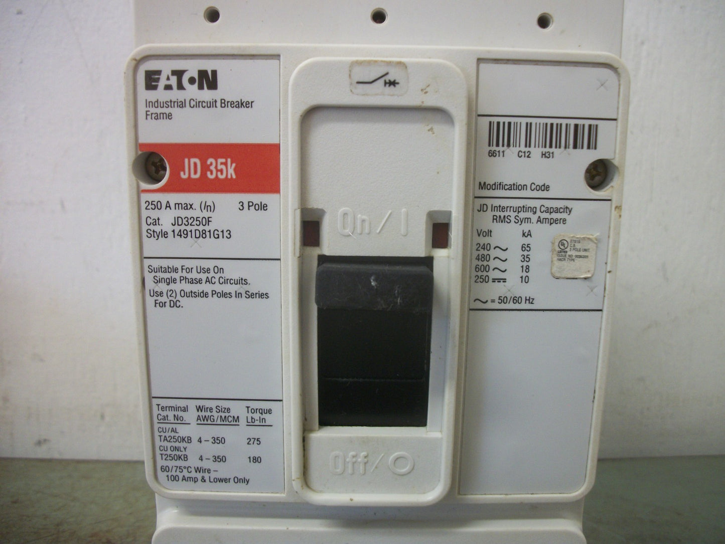 CUTLER-HAMMER JD CIRCUIT BREAKER JD3250F 250AMP 600VOLT 3POLE RED W/250A TR NOB