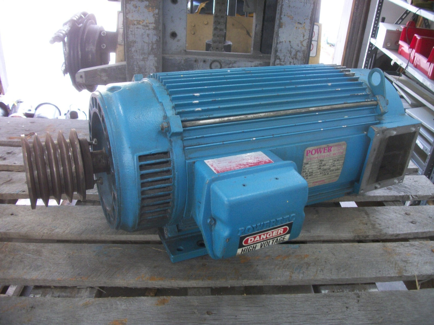 POWERTEC 25HP 215T DPBV BRUSHLESS DC MOTOR A21DMJ1000200000 640VDC 2500RPM