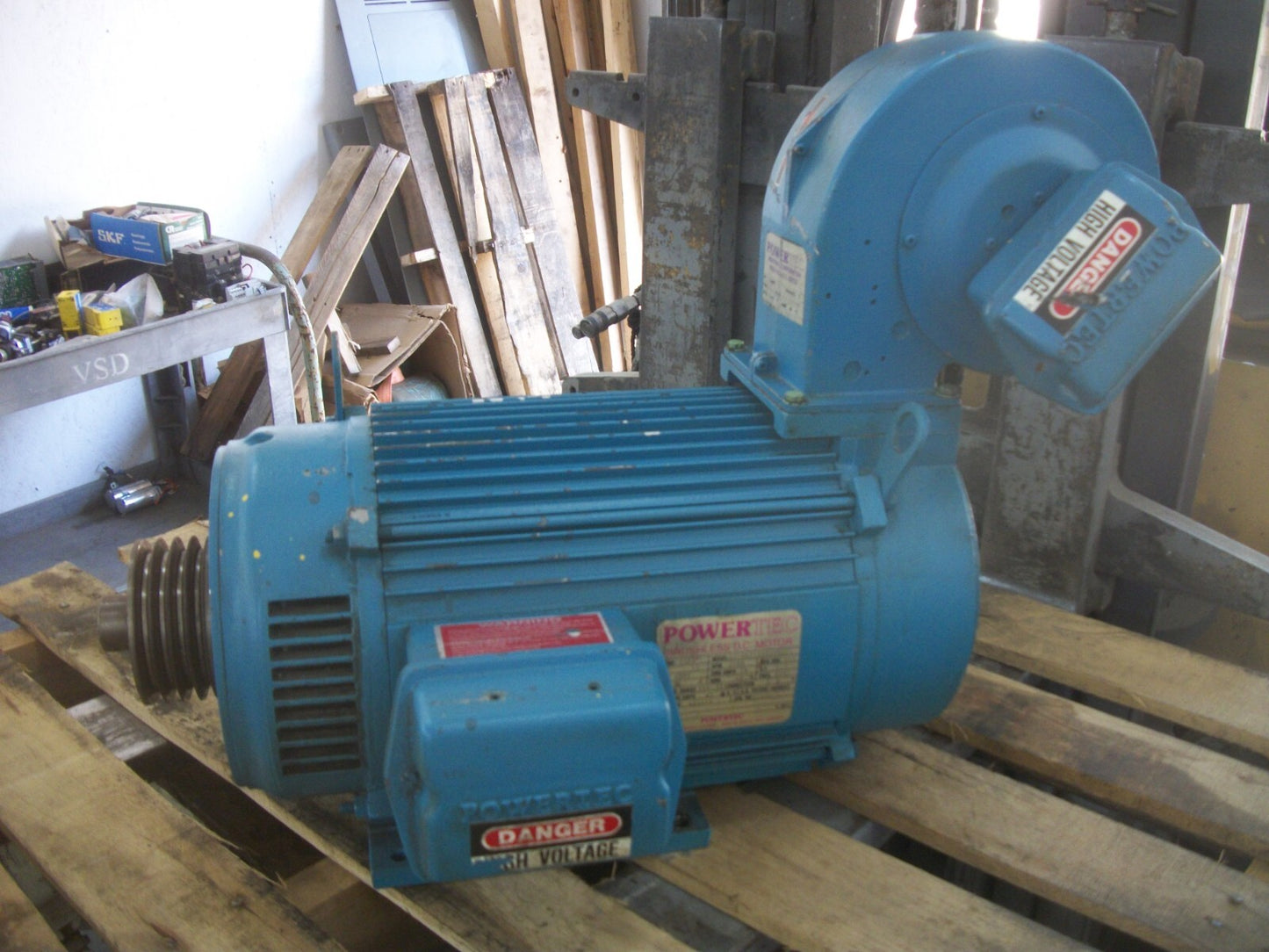 POWERTEC 15HP 213T DPBV BRUSHLESS DC MOTOR A21DSJ1000200000 640VDC 2500RPM W/BLO