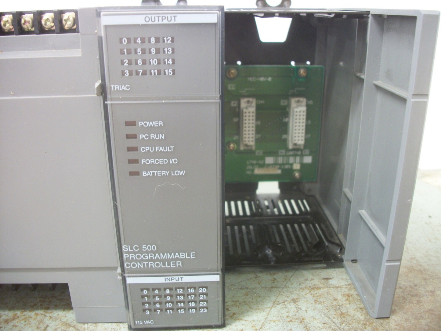 ALLEN-BRADLEY SLC 500 PROCESSOR UNIT 40 I/O 1747-L40B W/1746-A2 2-SLOT EXPAN