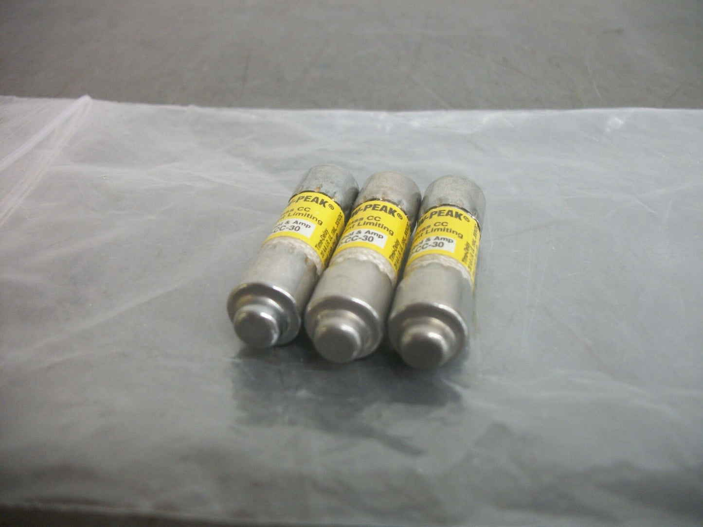 BUSSMANN LOT OF 3 LOW-PEAK FUSES LP-CC-30 30AMP 600VOLT NOB