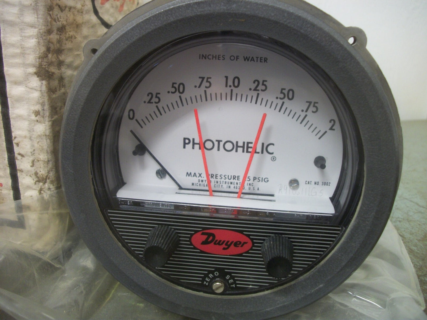 DWYER PHOTOHELIC PRESSURE SWITCH/GAGE 3002 120VOLT 5WATT 25PSIG 0-2" WATER NIB