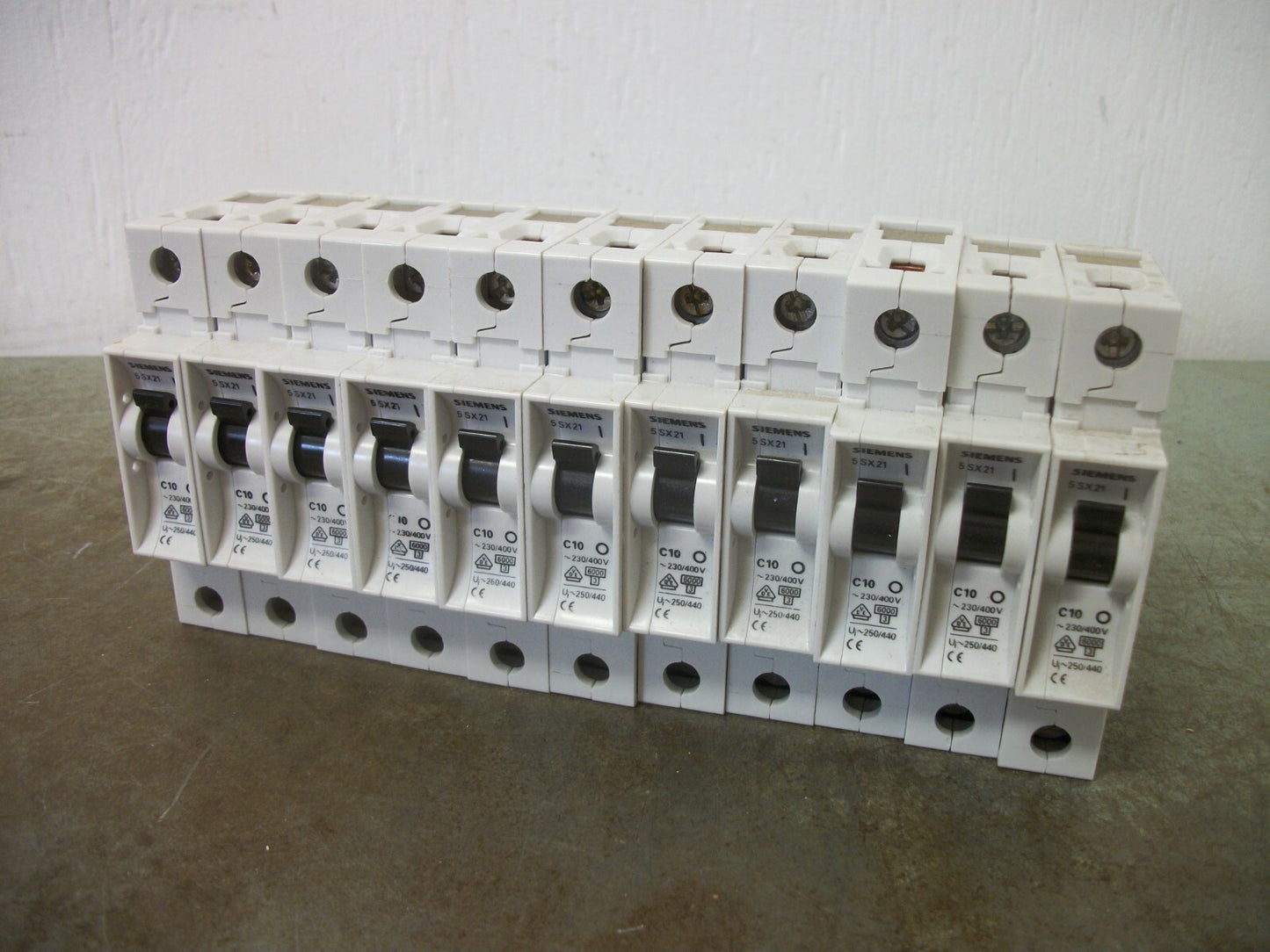 SIEMENS LOT OF 11 MINI CIRCUIT BREAKERS 5SX21C10 10AMP 230/400VOLT 1POLE