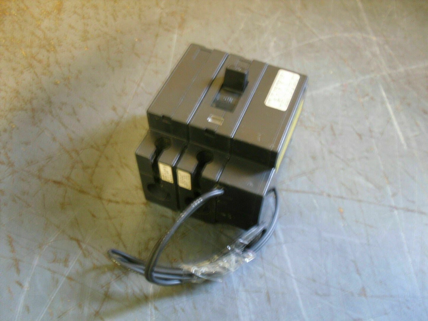 SQUARE D EHB-4 CIRCUIT BREAKER EHB240301082 30AMP 480VOLT 2POLE W/SHUNT