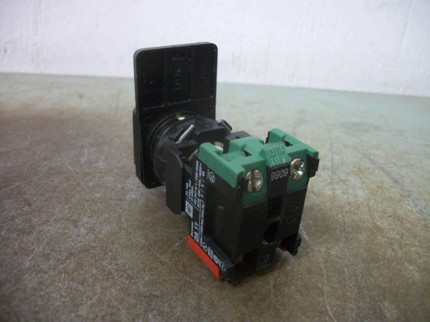 TELEMECANIQUE BLUE SQUARE MOMENTARY PUSHBUTTON DA 11