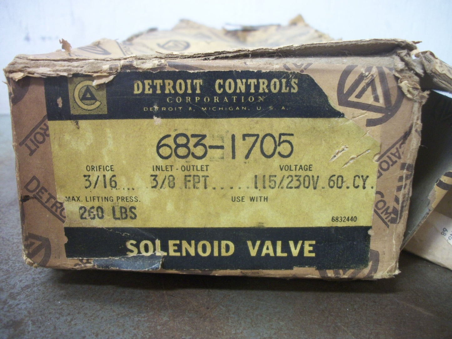 DETROIT CONTROLS 3/8" SOLENOID VALVE 683-1705 230VCOIL 15WATT NIB
