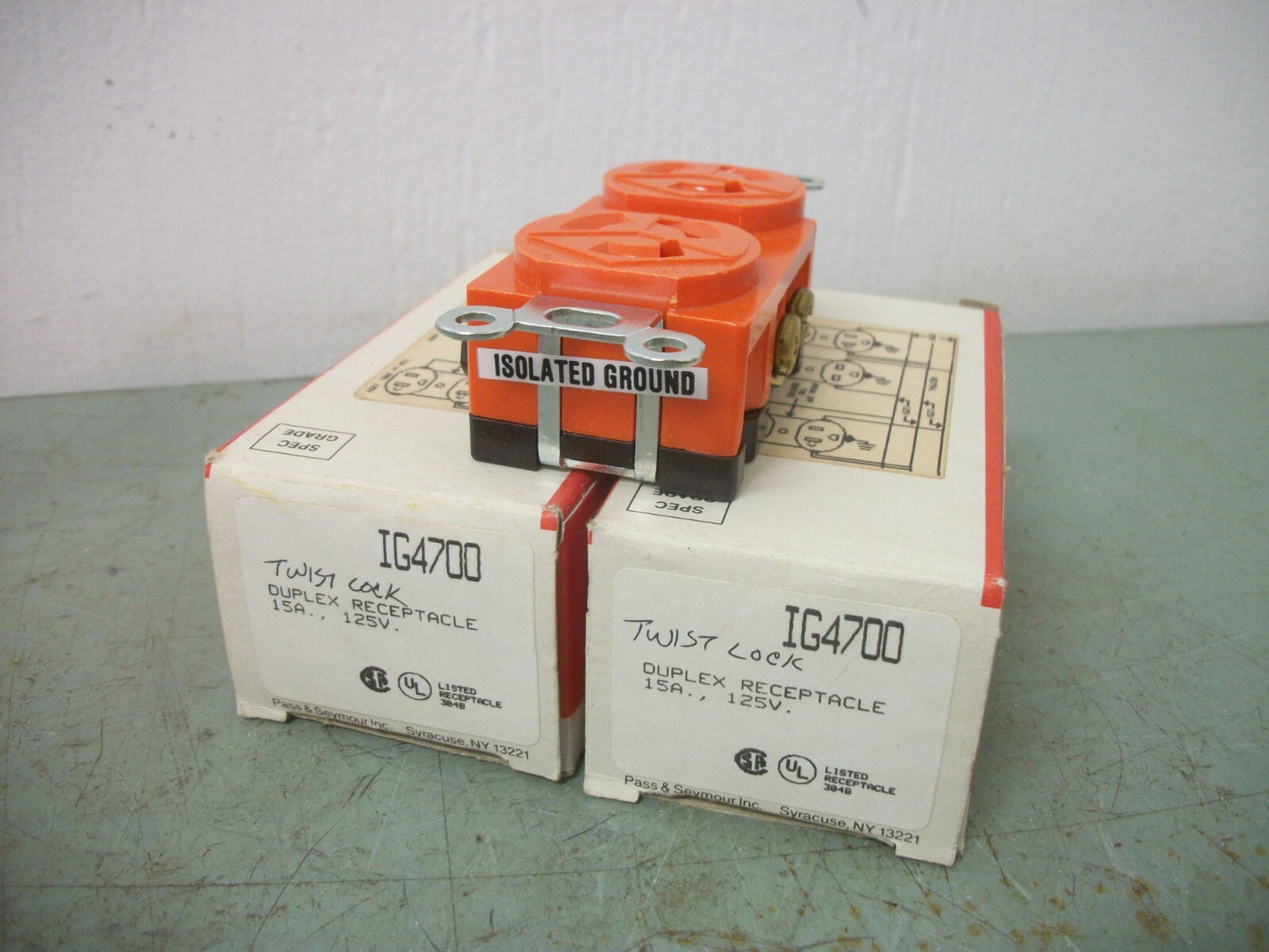 PASS & SEYMOUR LOT OF 2 DUPLEX RECEPTACLES IG4700 15AMP 125VOLT NIB
