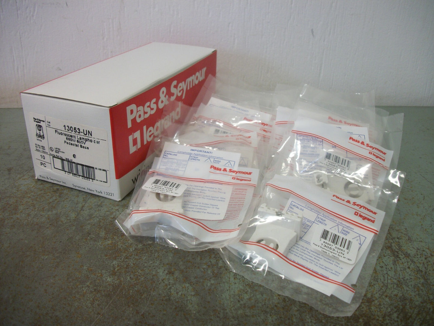 PASS & SEYMOUR BOX OF 10 PED BASE FLUORESCENT LAMPHOLDERS 13053-UN 660W 600V NIB