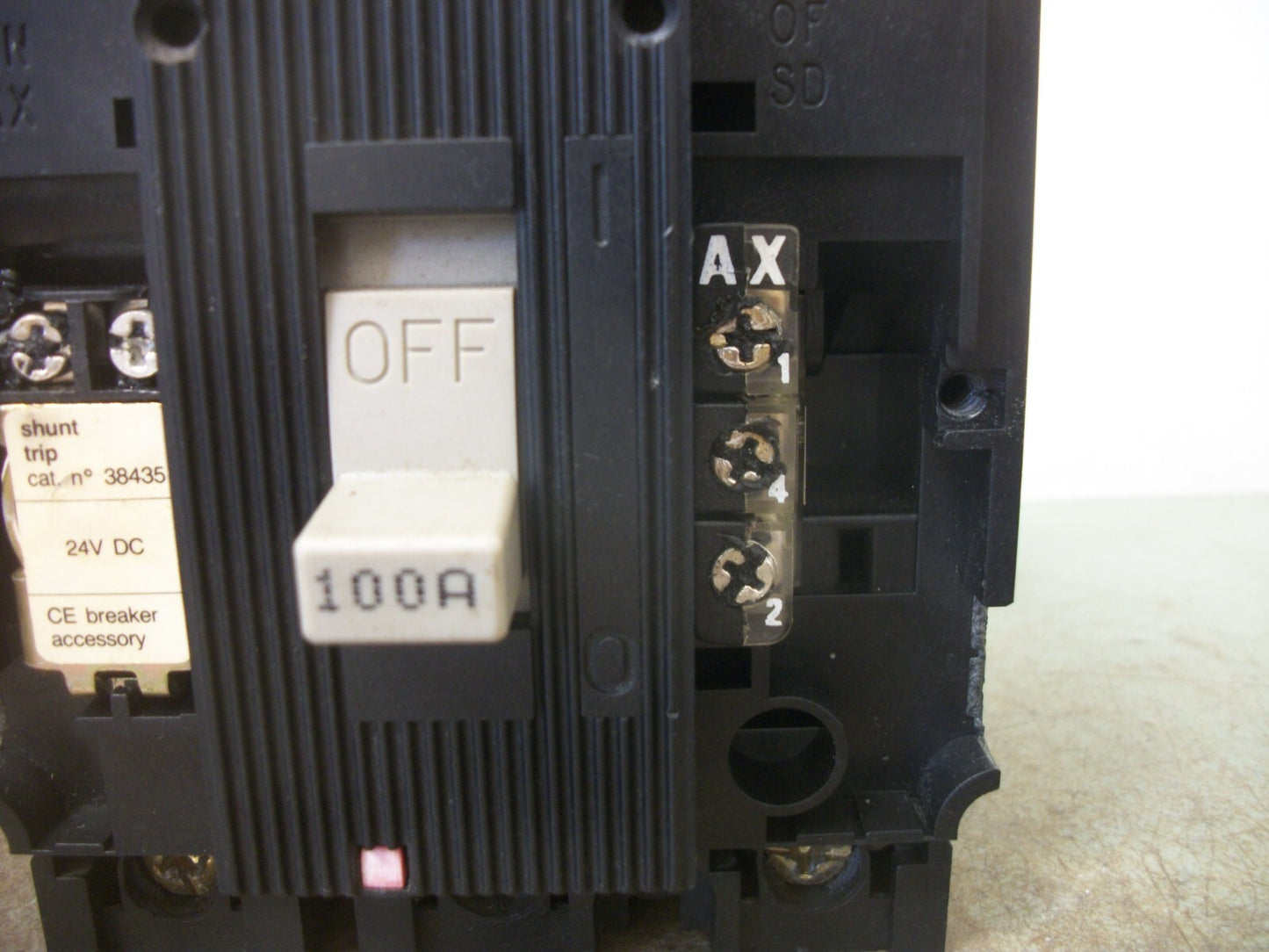 MERLIN GERIN COMPACT CE 104N CIRCUIT BREAKER 38013 100AMP 480VOLT 3POLE