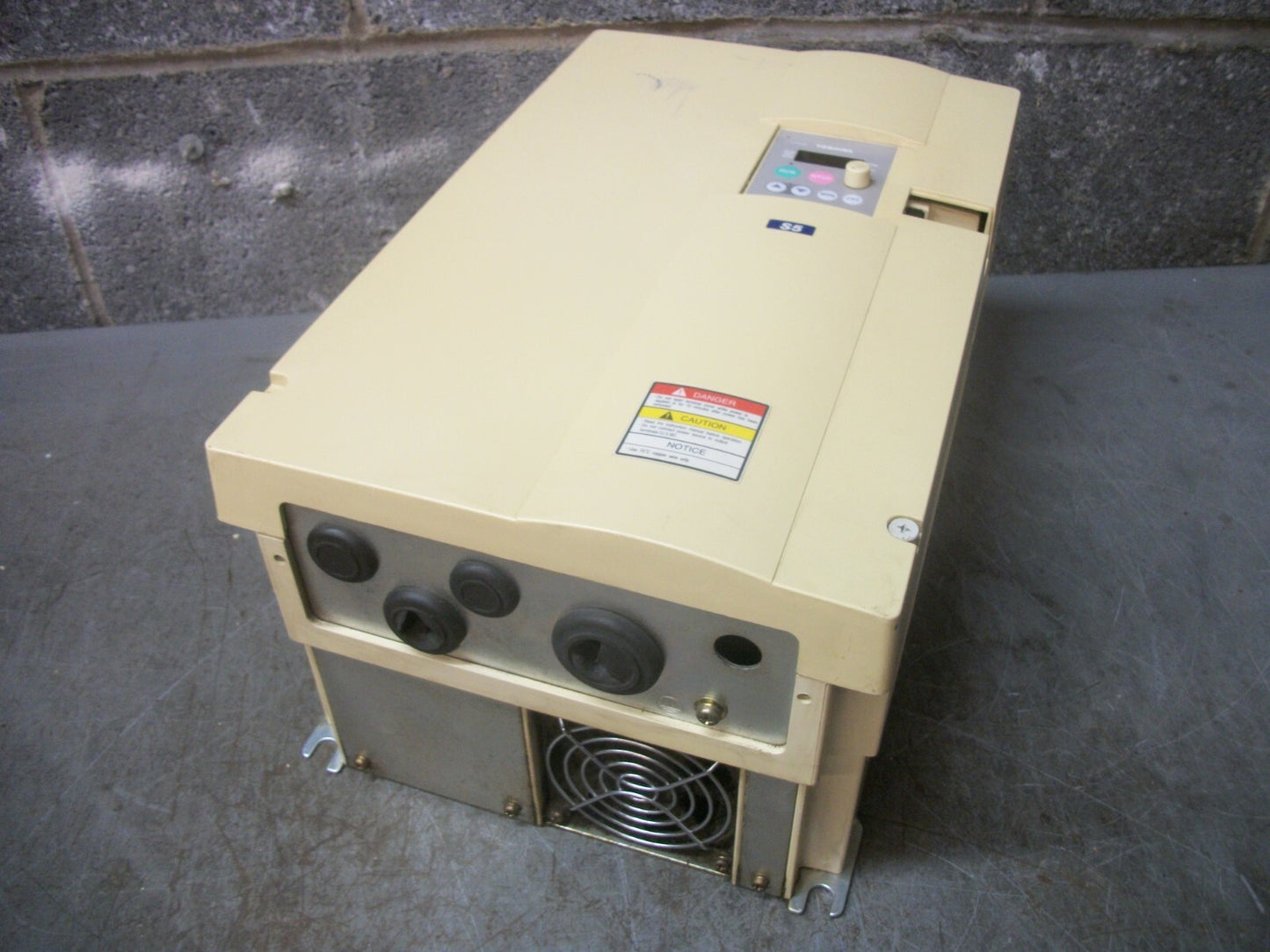 TOSHIBA 25HP TRANSISTOR INVERTER DRIVE VFS5-5270UPH 575VOLT 27AMP 3PH