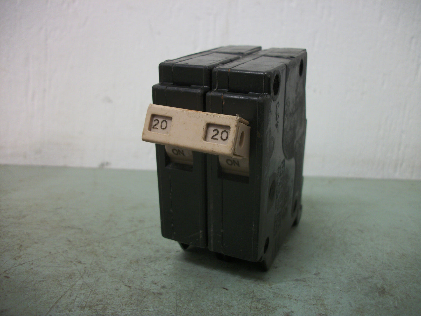 CUTLER-HAMMER CH CIRCUIT BREAKER CH220 20AMP 240VOLT 2POLE