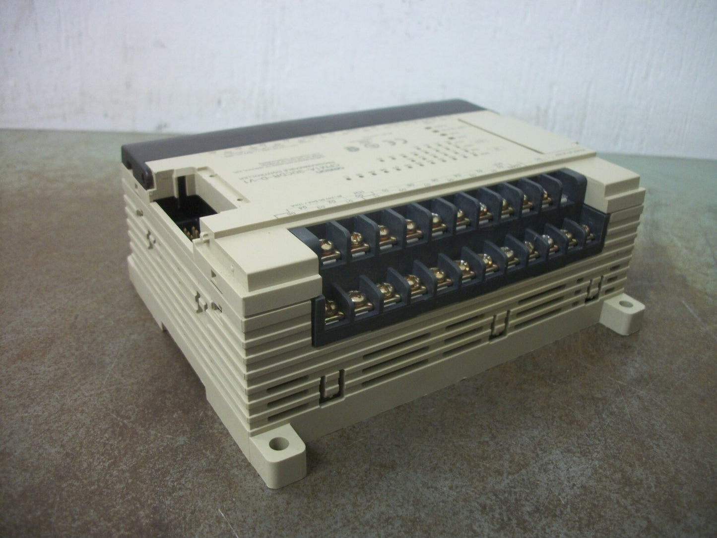 OMRON PLC UNIT CPM1A-30CDR-D-V1 MISSING COVERS