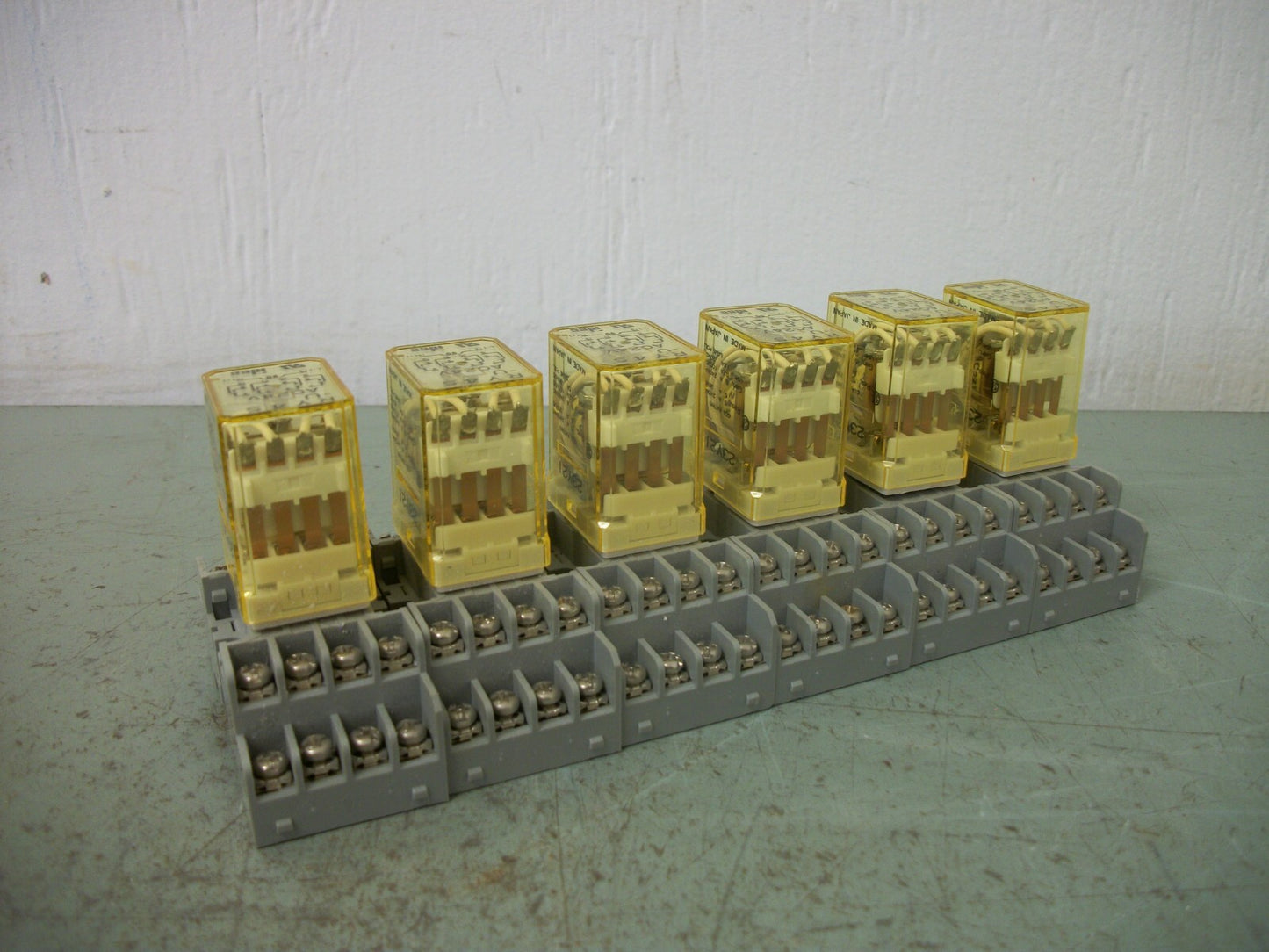 IDEC LOT OF 6 PLUG-IN RELAYS W/SOCKET BASES RY4S-U 24VCOIL 5AMP 240VOLT