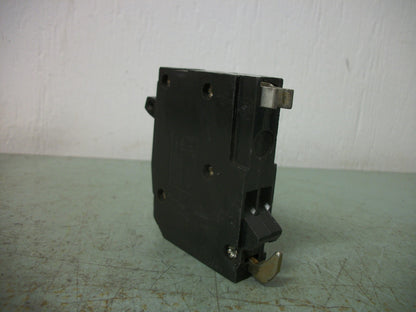 SQUARE D QOT TANDEM CIRCUIT BREAKER QOT2020 20AMP 240VOLT 2POLE HOOK