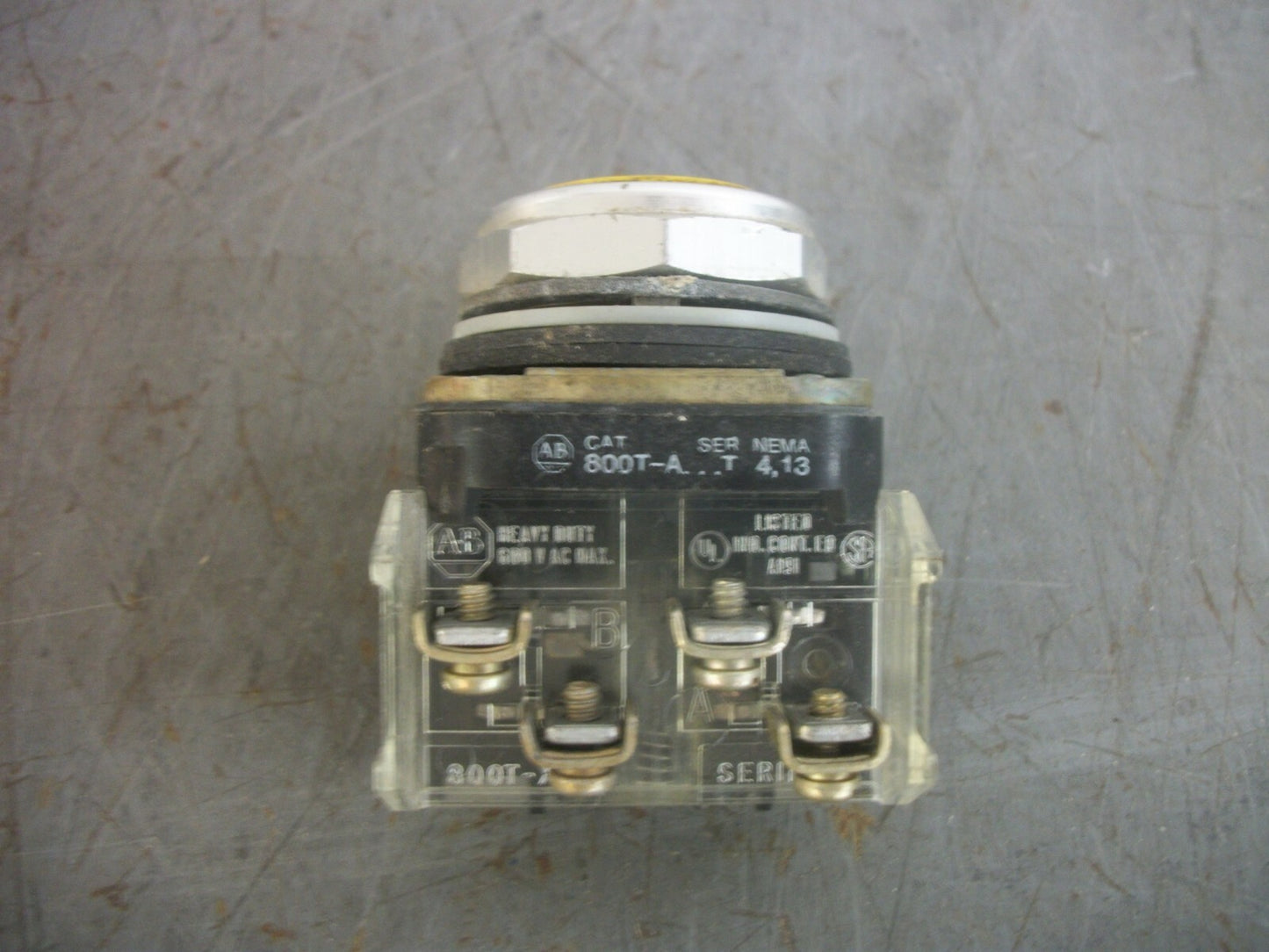 ALLEN-BRADLEY YELLOW FLUSH MOMENTARY PUSHBUTTON 800T-A
